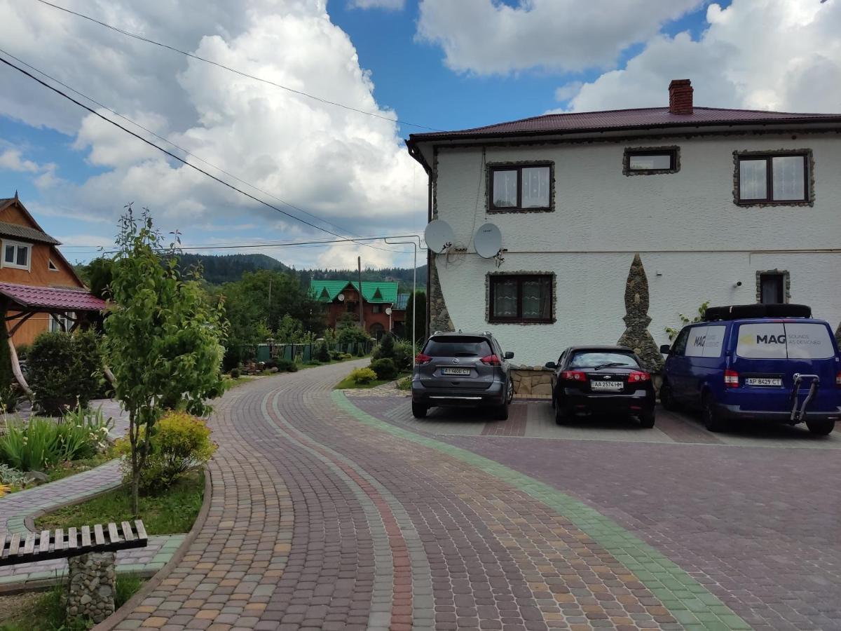 Апартаменти "У Кузьмича" 2 Mykulychyn Buitenkant foto