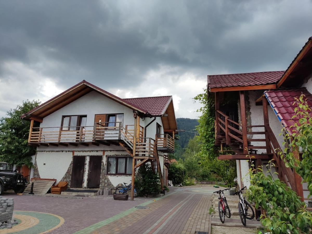 Апартаменти "У Кузьмича" 2 Mykulychyn Buitenkant foto