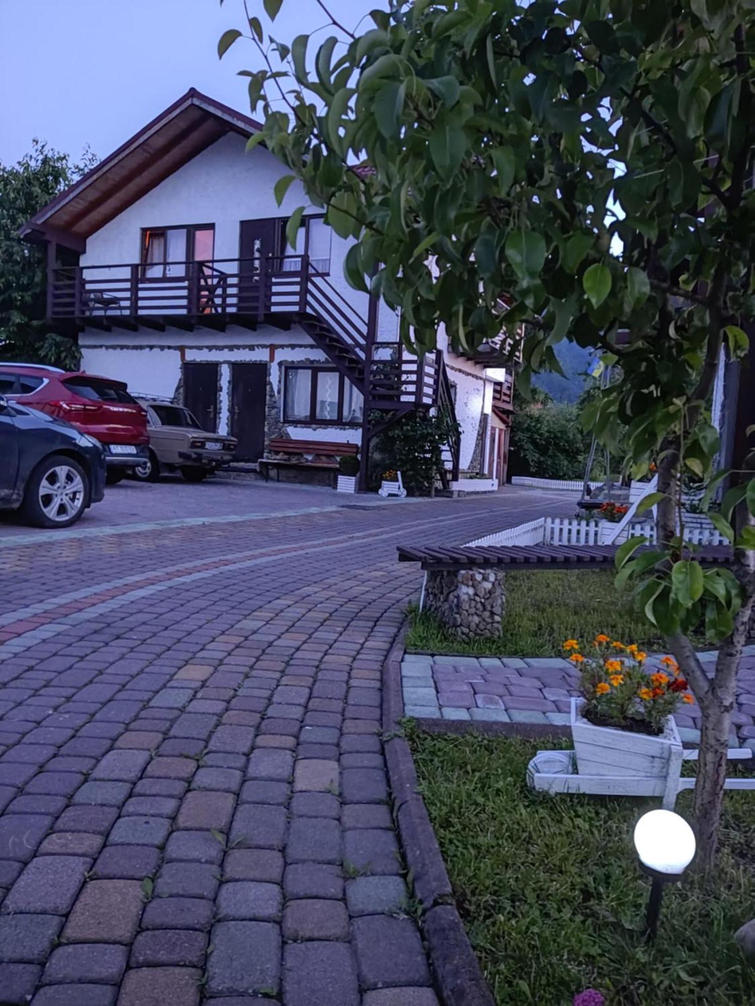 Апартаменти "У Кузьмича" 2 Mykulychyn Buitenkant foto