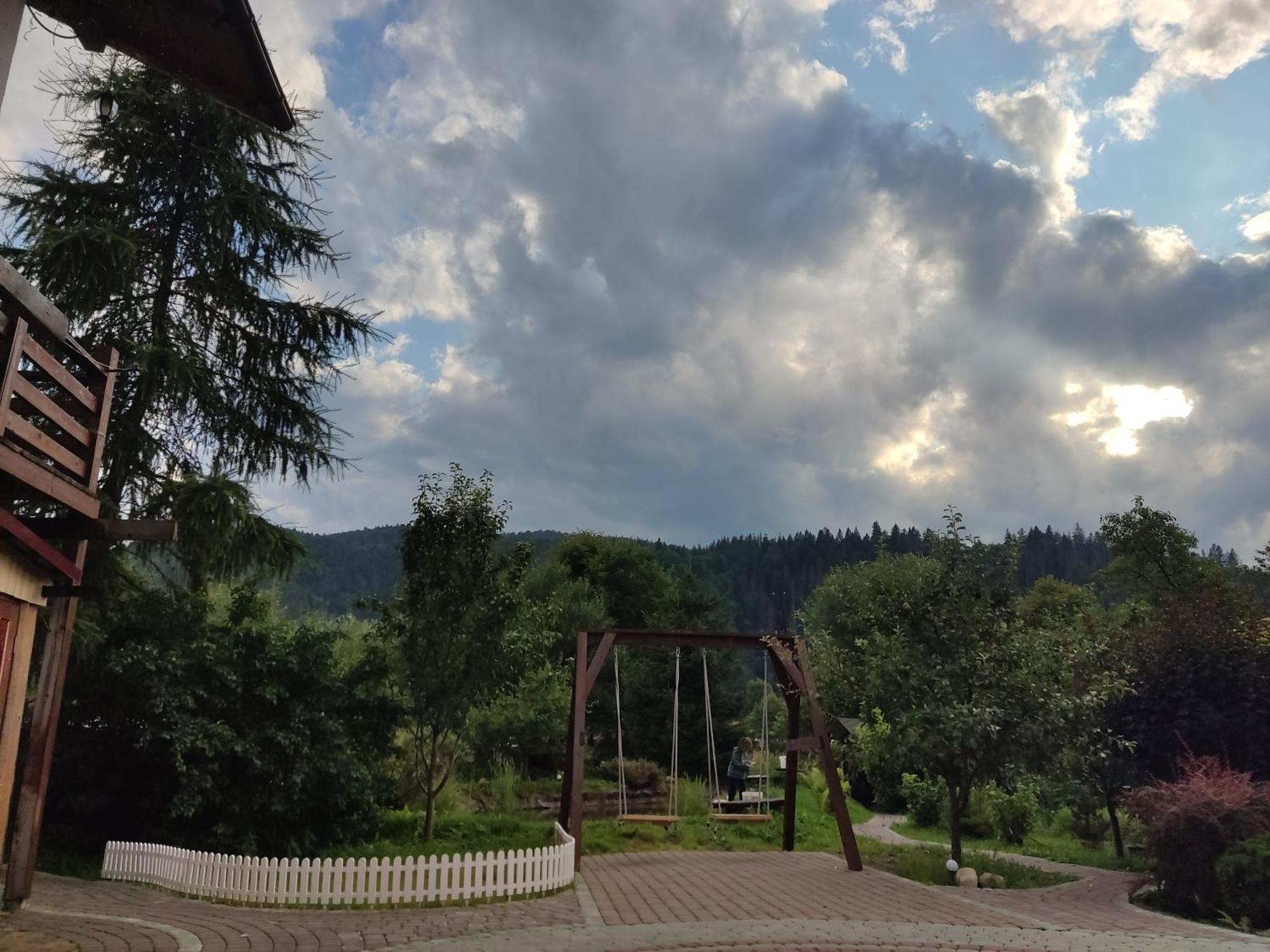 Апартаменти "У Кузьмича" 2 Mykulychyn Buitenkant foto